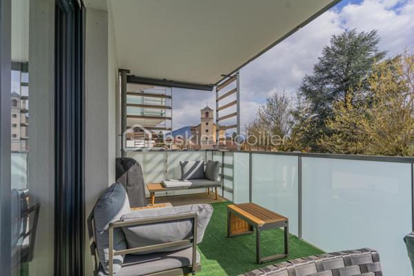Sur la commune d'Epagny Metz-Tessy, situé au sein d’une copropriété récente de 2022, ce bel appartement T4 d’environ 88 m² saura vous séduire par ses volumes, sa luminosité et la qualité de ses prestations.

Dès l’entrée, vous découvrez un agréable sas avec rangements, offrant un espace fonctionnel et bien pensé. 
L’appartement se compose de trois belles chambres, toutes équipées de parquet massif, apportant chaleur et élégance.

Vous bénéficierez également d’une salle de bain, de WC séparés, ainsi que d’un cellier, idéal pour le rangement au quotidien.

La pièce de vie, spacieuse et lumineuse, propose un séjour avec cuisine ouverte entièrement équipée, sublimé par une semi-séparation type verrière, alliant modernité et convivialité. Cet espace s’ouvre sur une belle terrasse exposée plein Sud, 

Un emplacement idéal au quotidien

Au pied de la résidence, vous trouverez toutes les commodités :
	•	commerces de proximité
	•	écoles
	•	pistes cyclables
	•	transports

Les + du bien
	•	Copropriété récente (2022)
	•	Terrasse exposée Sud
	•	Cuisine équipée 
	•	3 chambres avec parquet massif
	•	Cellier
	•	Place de parking privative
	•	Cave
 
Possibilité d’acquérir un garage double en supplément.

Un cadre de vie pratique et recherché, 

Informations techniques
	•	Chauffage : gaz individuel
	•	Résidence récente, conforme aux normes actuelles

Un bien clé en main, alliant confort moderne et emplacement stratégique. À visiter sans tarder !