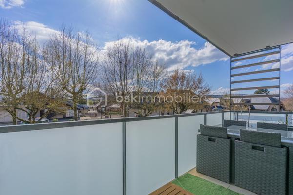 Sur la commune d'Epagny Metz-Tessy, situé au sein d’une copropriété récente de 2022, ce bel appartement T4 d’environ 88 m² saura vous séduire par ses volumes, sa luminosité et la qualité de ses prestations.

Dès l’entrée, vous découvrez un agréable sas avec rangements, offrant un espace fonctionnel et bien pensé. 
L’appartement se compose de trois belles chambres, toutes équipées de parquet massif, apportant chaleur et élégance.

Vous bénéficierez également d’une salle de bain, de WC séparés, ainsi que d’un cellier, idéal pour le rangement au quotidien.

La pièce de vie, spacieuse et lumineuse, propose un séjour avec cuisine ouverte entièrement équipée, sublimé par une semi-séparation type verrière, alliant modernité et convivialité. Cet espace s’ouvre sur une belle terrasse exposée plein Sud, 

Un emplacement idéal au quotidien

Au pied de la résidence, vous trouverez toutes les commodités :
	•	commerces de proximité
	•	écoles
	•	pistes cyclables
	•	transports

Les + du bien
	•	Copropriété récente (2022)
	•	Terrasse exposée Sud
	•	Cuisine équipée 
	•	3 chambres avec parquet massif
	•	Cellier
	•	Place de parking privative
	•	Cave
 
Possibilité d’acquérir un garage double en supplément.

Un cadre de vie pratique et recherché, 

Informations techniques
	•	Chauffage : gaz individuel
	•	Résidence récente, conforme aux normes actuelles

Un bien clé en main, alliant confort moderne et emplacement stratégique. À visiter sans tarder !
