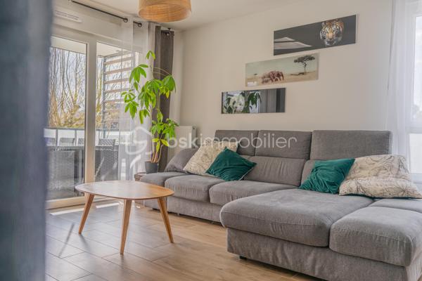 Sur la commune d'Epagny Metz-Tessy, situé au sein d’une copropriété récente de 2022, ce bel appartement T4 d’environ 88 m² saura vous séduire par ses volumes, sa luminosité et la qualité de ses prestations.

Dès l’entrée, vous découvrez un agréable sas avec rangements, offrant un espace fonctionnel et bien pensé. 
L’appartement se compose de trois belles chambres, toutes équipées de parquet massif, apportant chaleur et élégance.

Vous bénéficierez également d’une salle de bain, de WC séparés, ainsi que d’un cellier, idéal pour le rangement au quotidien.

La pièce de vie, spacieuse et lumineuse, propose un séjour avec cuisine ouverte entièrement équipée, sublimé par une semi-séparation type verrière, alliant modernité et convivialité. Cet espace s’ouvre sur une belle terrasse exposée plein Sud, 

Un emplacement idéal au quotidien

Au pied de la résidence, vous trouverez toutes les commodités :
	•	commerces de proximité
	•	écoles
	•	pistes cyclables
	•	transports

Les + du bien
	•	Copropriété récente (2022)
	•	Terrasse exposée Sud
	•	Cuisine équipée 
	•	3 chambres avec parquet massif
	•	Cellier
	•	Place de parking privative
	•	Cave
 
Possibilité d’acquérir un garage double en supplément.

Un cadre de vie pratique et recherché, 

Informations techniques
	•	Chauffage : gaz individuel
	•	Résidence récente, conforme aux normes actuelles

Un bien clé en main, alliant confort moderne et emplacement stratégique. À visiter sans tarder !
