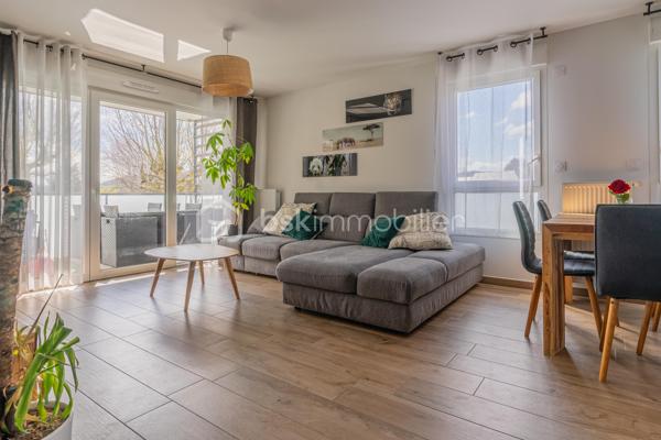 Sur la commune d'Epagny Metz-Tessy, situé au sein d’une copropriété récente de 2022, ce bel appartement T4 d’environ 88 m² saura vous séduire par ses volumes, sa luminosité et la qualité de ses prestations.

Dès l’entrée, vous découvrez un agréable sas avec rangements, offrant un espace fonctionnel et bien pensé. 
L’appartement se compose de trois belles chambres, toutes équipées de parquet massif, apportant chaleur et élégance.

Vous bénéficierez également d’une salle de bain, de WC séparés, ainsi que d’un cellier, idéal pour le rangement au quotidien.

La pièce de vie, spacieuse et lumineuse, propose un séjour avec cuisine ouverte entièrement équipée, sublimé par une semi-séparation type verrière, alliant modernité et convivialité. Cet espace s’ouvre sur une belle terrasse exposée plein Sud, 

Un emplacement idéal au quotidien

Au pied de la résidence, vous trouverez toutes les commodités :
	•	commerces de proximité
	•	écoles
	•	pistes cyclables
	•	transports

Les + du bien
	•	Copropriété récente (2022)
	•	Terrasse exposée Sud
	•	Cuisine équipée 
	•	3 chambres avec parquet massif
	•	Cellier
	•	Place de parking privative
	•	Cave
 
Possibilité d’acquérir un garage double en supplément.

Un cadre de vie pratique et recherché, 

Informations techniques
	•	Chauffage : gaz individuel
	•	Résidence récente, conforme aux normes actuelles

Un bien clé en main, alliant confort moderne et emplacement stratégique. À visiter sans tarder !
