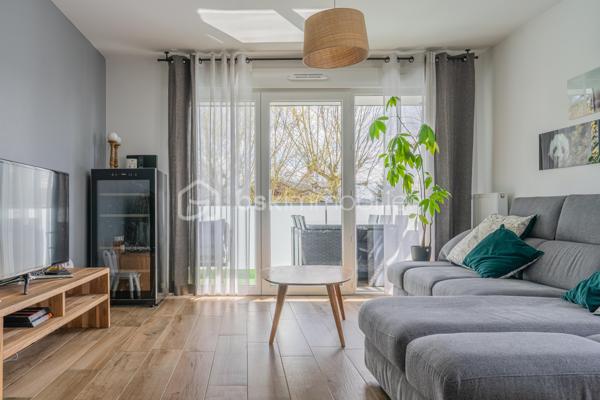 Sur la commune d'Epagny Metz-Tessy, situé au sein d’une copropriété récente de 2022, ce bel appartement T4 d’environ 88 m² saura vous séduire par ses volumes, sa luminosité et la qualité de ses prestations.

Dès l’entrée, vous découvrez un agréable sas avec rangements, offrant un espace fonctionnel et bien pensé. 
L’appartement se compose de trois belles chambres, toutes équipées de parquet massif, apportant chaleur et élégance.

Vous bénéficierez également d’une salle de bain, de WC séparés, ainsi que d’un cellier, idéal pour le rangement au quotidien.

La pièce de vie, spacieuse et lumineuse, propose un séjour avec cuisine ouverte entièrement équipée, sublimé par une semi-séparation type verrière, alliant modernité et convivialité. Cet espace s’ouvre sur une belle terrasse exposée plein Sud, 

Un emplacement idéal au quotidien

Au pied de la résidence, vous trouverez toutes les commodités :
	•	commerces de proximité
	•	écoles
	•	pistes cyclables
	•	transports

Les + du bien
	•	Copropriété récente (2022)
	•	Terrasse exposée Sud
	•	Cuisine équipée 
	•	3 chambres avec parquet massif
	•	Cellier
	•	Place de parking privative
	•	Cave
 
Possibilité d’acquérir un garage double en supplément.

Un cadre de vie pratique et recherché, 

Informations techniques
	•	Chauffage : gaz individuel
	•	Résidence récente, conforme aux normes actuelles

Un bien clé en main, alliant confort moderne et emplacement stratégique. À visiter sans tarder !