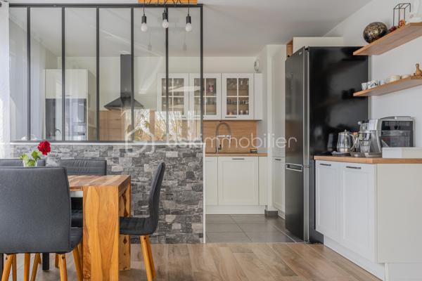 Sur la commune d'Epagny Metz-Tessy, situé au sein d’une copropriété récente de 2022, ce bel appartement T4 d’environ 88 m² saura vous séduire par ses volumes, sa luminosité et la qualité de ses prestations.

Dès l’entrée, vous découvrez un agréable sas avec rangements, offrant un espace fonctionnel et bien pensé. 
L’appartement se compose de trois belles chambres, toutes équipées de parquet massif, apportant chaleur et élégance.

Vous bénéficierez également d’une salle de bain, de WC séparés, ainsi que d’un cellier, idéal pour le rangement au quotidien.

La pièce de vie, spacieuse et lumineuse, propose un séjour avec cuisine ouverte entièrement équipée, sublimé par une semi-séparation type verrière, alliant modernité et convivialité. Cet espace s’ouvre sur une belle terrasse exposée plein Sud, 

Un emplacement idéal au quotidien

Au pied de la résidence, vous trouverez toutes les commodités :
	•	commerces de proximité
	•	écoles
	•	pistes cyclables
	•	transports

Les + du bien
	•	Copropriété récente (2022)
	•	Terrasse exposée Sud
	•	Cuisine équipée 
	•	3 chambres avec parquet massif
	•	Cellier
	•	Place de parking privative
	•	Cave
 
Possibilité d’acquérir un garage double en supplément.

Un cadre de vie pratique et recherché, 

Informations techniques
	•	Chauffage : gaz individuel
	•	Résidence récente, conforme aux normes actuelles

Un bien clé en main, alliant confort moderne et emplacement stratégique. À visiter sans tarder !