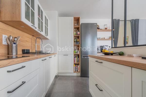 Sur la commune d'Epagny Metz-Tessy, situé au sein d’une copropriété récente de 2022, ce bel appartement T4 d’environ 88 m² saura vous séduire par ses volumes, sa luminosité et la qualité de ses prestations.

Dès l’entrée, vous découvrez un agréable sas avec rangements, offrant un espace fonctionnel et bien pensé. 
L’appartement se compose de trois belles chambres, toutes équipées de parquet massif, apportant chaleur et élégance.

Vous bénéficierez également d’une salle de bain, de WC séparés, ainsi que d’un cellier, idéal pour le rangement au quotidien.

La pièce de vie, spacieuse et lumineuse, propose un séjour avec cuisine ouverte entièrement équipée, sublimé par une semi-séparation type verrière, alliant modernité et convivialité. Cet espace s’ouvre sur une belle terrasse exposée plein Sud, 

Un emplacement idéal au quotidien

Au pied de la résidence, vous trouverez toutes les commodités :
	•	commerces de proximité
	•	écoles
	•	pistes cyclables
	•	transports

Les + du bien
	•	Copropriété récente (2022)
	•	Terrasse exposée Sud
	•	Cuisine équipée 
	•	3 chambres avec parquet massif
	•	Cellier
	•	Place de parking privative
	•	Cave
 
Possibilité d’acquérir un garage double en supplément.

Un cadre de vie pratique et recherché, 

Informations techniques
	•	Chauffage : gaz individuel
	•	Résidence récente, conforme aux normes actuelles

Un bien clé en main, alliant confort moderne et emplacement stratégique. À visiter sans tarder !