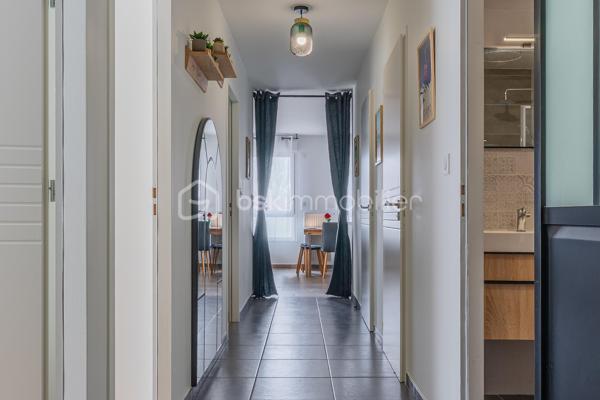Sur la commune d'Epagny Metz-Tessy, situé au sein d’une copropriété récente de 2022, ce bel appartement T4 d’environ 88 m² saura vous séduire par ses volumes, sa luminosité et la qualité de ses prestations.

Dès l’entrée, vous découvrez un agréable sas avec rangements, offrant un espace fonctionnel et bien pensé. 
L’appartement se compose de trois belles chambres, toutes équipées de parquet massif, apportant chaleur et élégance.

Vous bénéficierez également d’une salle de bain, de WC séparés, ainsi que d’un cellier, idéal pour le rangement au quotidien.

La pièce de vie, spacieuse et lumineuse, propose un séjour avec cuisine ouverte entièrement équipée, sublimé par une semi-séparation type verrière, alliant modernité et convivialité. Cet espace s’ouvre sur une belle terrasse exposée plein Sud, 

Un emplacement idéal au quotidien

Au pied de la résidence, vous trouverez toutes les commodités :
	•	commerces de proximité
	•	écoles
	•	pistes cyclables
	•	transports

Les + du bien
	•	Copropriété récente (2022)
	•	Terrasse exposée Sud
	•	Cuisine équipée 
	•	3 chambres avec parquet massif
	•	Cellier
	•	Place de parking privative
	•	Cave
 
Possibilité d’acquérir un garage double en supplément.

Un cadre de vie pratique et recherché, 

Informations techniques
	•	Chauffage : gaz individuel
	•	Résidence récente, conforme aux normes actuelles

Un bien clé en main, alliant confort moderne et emplacement stratégique. À visiter sans tarder !