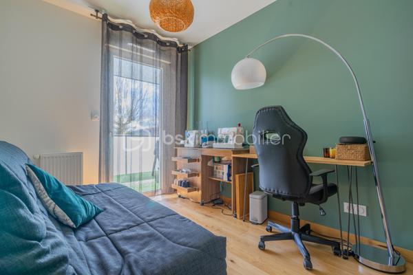 Sur la commune d'Epagny Metz-Tessy, situé au sein d’une copropriété récente de 2022, ce bel appartement T4 d’environ 88 m² saura vous séduire par ses volumes, sa luminosité et la qualité de ses prestations.

Dès l’entrée, vous découvrez un agréable sas avec rangements, offrant un espace fonctionnel et bien pensé. 
L’appartement se compose de trois belles chambres, toutes équipées de parquet massif, apportant chaleur et élégance.

Vous bénéficierez également d’une salle de bain, de WC séparés, ainsi que d’un cellier, idéal pour le rangement au quotidien.

La pièce de vie, spacieuse et lumineuse, propose un séjour avec cuisine ouverte entièrement équipée, sublimé par une semi-séparation type verrière, alliant modernité et convivialité. Cet espace s’ouvre sur une belle terrasse exposée plein Sud, 

Un emplacement idéal au quotidien

Au pied de la résidence, vous trouverez toutes les commodités :
	•	commerces de proximité
	•	écoles
	•	pistes cyclables
	•	transports

Les + du bien
	•	Copropriété récente (2022)
	•	Terrasse exposée Sud
	•	Cuisine équipée 
	•	3 chambres avec parquet massif
	•	Cellier
	•	Place de parking privative
	•	Cave
 
Possibilité d’acquérir un garage double en supplément.

Un cadre de vie pratique et recherché, 

Informations techniques
	•	Chauffage : gaz individuel
	•	Résidence récente, conforme aux normes actuelles

Un bien clé en main, alliant confort moderne et emplacement stratégique. À visiter sans tarder !