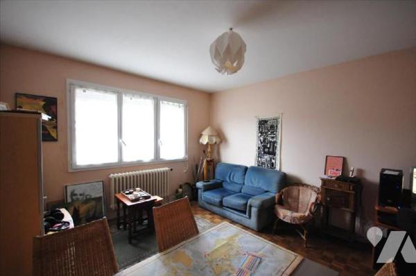 Appartement Quimperlé, au rez-de-chaussée d'une résidence proche place Saint-Michel, composé co...