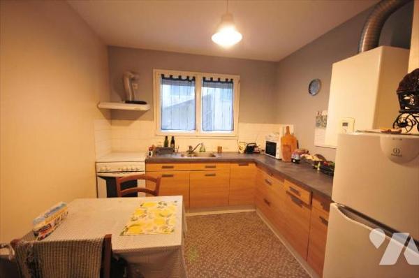 Appartement Quimperlé, au rez-de-chaussée d'une résidence proche place Saint-Michel, composé co...