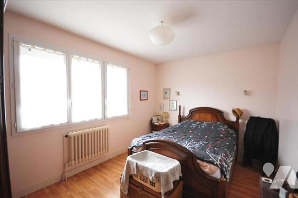 Appartement Quimperlé, au rez-de-chaussée d'une résidence proche place Saint-Michel, composé co...