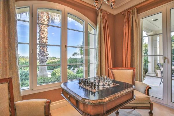 Magnifique villa à vendre en exclusivité avec vue mer et le Cap D’Antibes