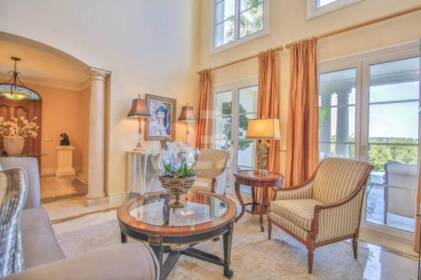 Magnifique villa à vendre en exclusivité avec vue mer et le Cap D’Antibes