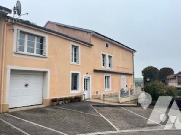 Grande maison avec 4 chambres, bureau, salle de bains spacieuse, 
avec un grand séjour.