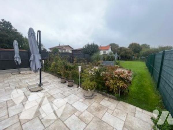 Grande maison avec 4 chambres, bureau, salle de bains spacieuse, 
avec un grand séjour.