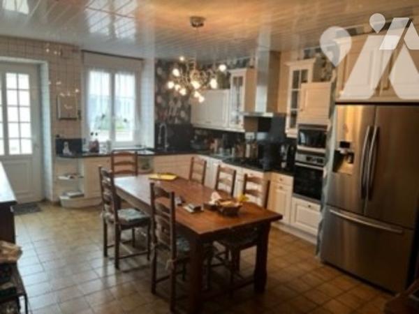 Grande maison avec 4 chambres, bureau, salle de bains spacieuse, 
avec un grand séjour.