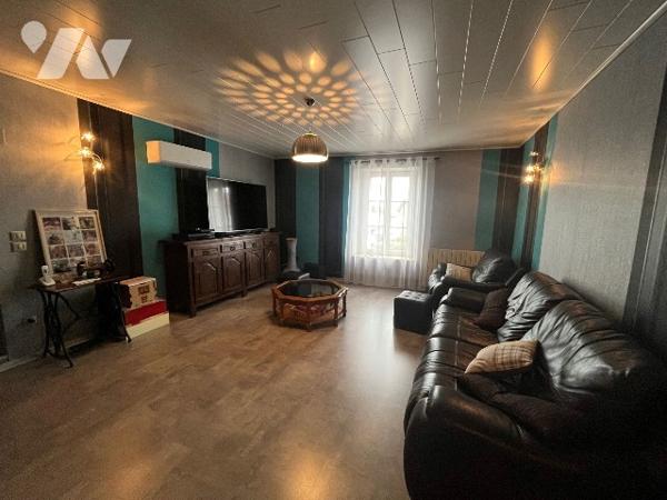 Grande maison avec 4 chambres, bureau, salle de bains spacieuse, 
avec un grand séjour.