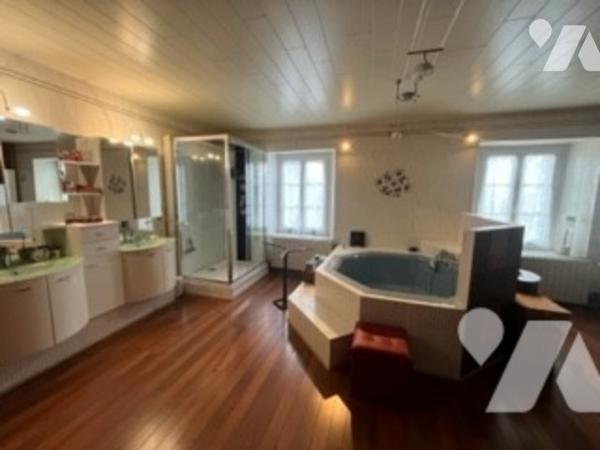 Grande maison avec 4 chambres, bureau, salle de bains spacieuse, 
avec un grand séjour.