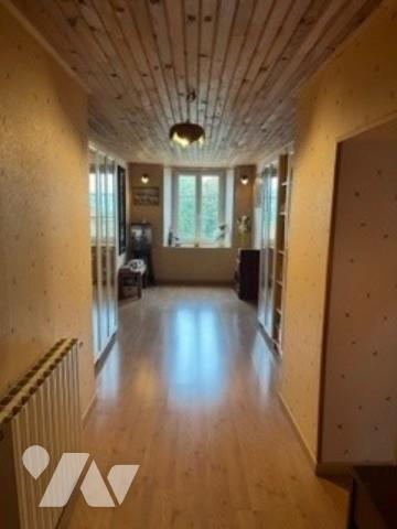 Grande maison avec 4 chambres, bureau, salle de bains spacieuse, 
avec un grand séjour.