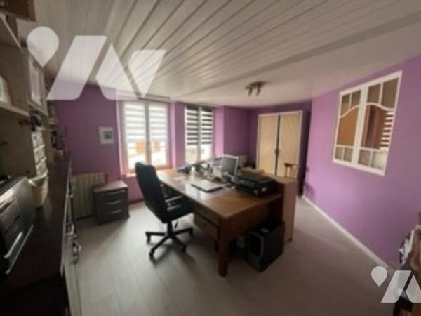 Grande maison avec 4 chambres, bureau, salle de bains spacieuse, 
avec un grand séjour.