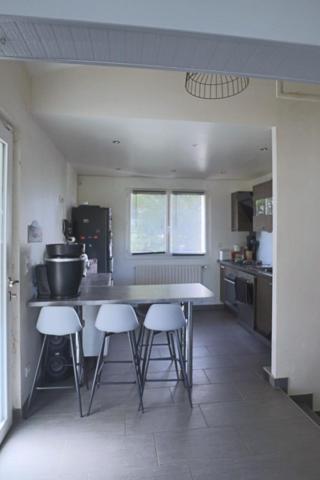 Maison 2 chambres avec garage et atelier sur terrain de 1700m2