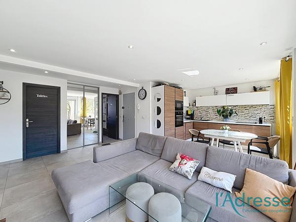 Magnifique 3 pièces traversant rénové avec PARKING ET CAVE !