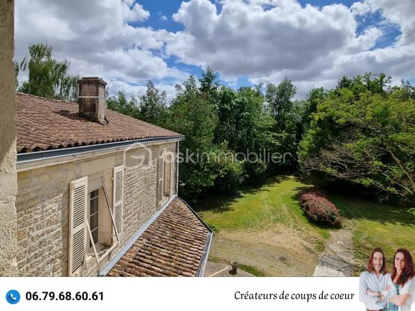 Nous vous proposons ce Moulin de caractère

La maison principale de 178m² est composée de :
-Au rez-de-chaussée : une vaste entrée, grande pièce de vie avec cheminée, cuisine, arrière cuisine, wc séparé, une chambre.
-A l'étage, 3 chambres sur parquet, une salle de bain, wc séparé. 

Double vitrage, chauffage au gaz, tout à l'égout, des travaux seront à prévoir.

Attenante à la maison, la minoterie représente des possibilités d’agrandissement conséquents. Son mécanisme des années 1920/1930 et sa turbine hydraulique sont en état de fonctionnement.

Ces bâtiments, sur trois niveaux, représentent plus de 2000m².
Certains plateaux, sur parquet seraient parfaits comme salle de danse / yoga, salle d'exposition, atelier d'artiste. 

Une partie des bâtiments qui abritait les locaux professionnels pourrait être transformée en logements
Idéal pour un projet de gîtes/chambres d'hôtes,

Plusieurs garages permettent également de stationner camping car, voitures, bateaux etc... (idéal collectionneur de véhicules)

Possibilité en plus, de louer 2,5 hectares de terrain attenant.

Situé à La Crèche, sans aucuns vis à vis et proche de toutes commodités (à moins de 5 minutes à pied de l'école maternelle, primaire et collège), à 10 minutes de Niort (gare TGV), 1h de La Rochelle.

Ce que nous en avons pensé : « Un cachet certain ! Avec ses moulures au plafond, ses parquets, ses menuiseries, ses poutres, son escalier et l'ensemble des bâtiments qui laisse libre cours à la créativité! Nichée dans un écrin de verdure, cette pépite rare ne peut laisser indifférente. »

Vendeurs, avis de valeur offert. Acquéreurs, bénéficiez de notre service financier.