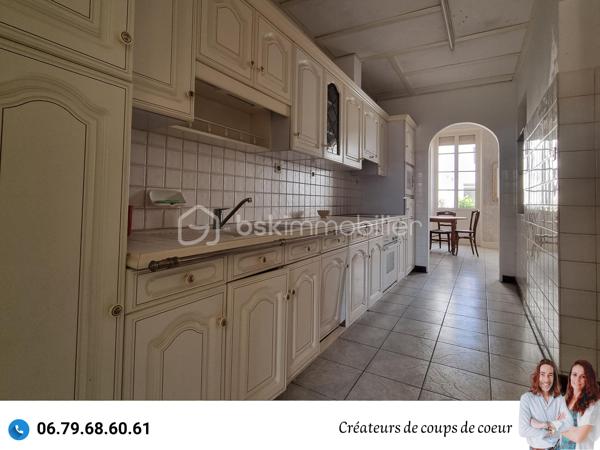Nous vous proposons ce Moulin de caractère

La maison principale de 178m² est composée de :
-Au rez-de-chaussée : une vaste entrée, grande pièce de vie avec cheminée, cuisine, arrière cuisine, wc séparé, une chambre.
-A l'étage, 3 chambres sur parquet, une salle de bain, wc séparé. 

Double vitrage, chauffage au gaz, tout à l'égout, des travaux seront à prévoir.

Attenante à la maison, la minoterie représente des possibilités d’agrandissement conséquents. Son mécanisme des années 1920/1930 et sa turbine hydraulique sont en état de fonctionnement.

Ces bâtiments, sur trois niveaux, représentent plus de 2000m².
Certains plateaux, sur parquet seraient parfaits comme salle de danse / yoga, salle d'exposition, atelier d'artiste. 

Une partie des bâtiments qui abritait les locaux professionnels pourrait être transformée en logements
Idéal pour un projet de gîtes/chambres d'hôtes,

Plusieurs garages permettent également de stationner camping car, voitures, bateaux etc... (idéal collectionneur de véhicules)

Possibilité en plus, de louer 2,5 hectares de terrain attenant.

Situé à La Crèche, sans aucuns vis à vis et proche de toutes commodités (à moins de 5 minutes à pied de l'école maternelle, primaire et collège), à 10 minutes de Niort (gare TGV), 1h de La Rochelle.

Ce que nous en avons pensé : « Un cachet certain ! Avec ses moulures au plafond, ses parquets, ses menuiseries, ses poutres, son escalier et l'ensemble des bâtiments qui laisse libre cours à la créativité! Nichée dans un écrin de verdure, cette pépite rare ne peut laisser indifférente. »

Vendeurs, avis de valeur offert. Acquéreurs, bénéficiez de notre service financier.