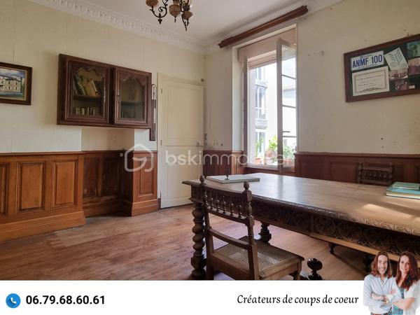 Nous vous proposons ce Moulin de caractère

La maison principale de 178m² est composée de :
-Au rez-de-chaussée : une vaste entrée, grande pièce de vie avec cheminée, cuisine, arrière cuisine, wc séparé, une chambre.
-A l'étage, 3 chambres sur parquet, une salle de bain, wc séparé. 

Double vitrage, chauffage au gaz, tout à l'égout, des travaux seront à prévoir.

Attenante à la maison, la minoterie représente des possibilités d’agrandissement conséquents. Son mécanisme des années 1920/1930 et sa turbine hydraulique sont en état de fonctionnement.

Ces bâtiments, sur trois niveaux, représentent plus de 2000m².
Certains plateaux, sur parquet seraient parfaits comme salle de danse / yoga, salle d'exposition, atelier d'artiste. 

Une partie des bâtiments qui abritait les locaux professionnels pourrait être transformée en logements
Idéal pour un projet de gîtes/chambres d'hôtes,

Plusieurs garages permettent également de stationner camping car, voitures, bateaux etc... (idéal collectionneur de véhicules)

Possibilité en plus, de louer 2,5 hectares de terrain attenant.

Situé à La Crèche, sans aucuns vis à vis et proche de toutes commodités (à moins de 5 minutes à pied de l'école maternelle, primaire et collège), à 10 minutes de Niort (gare TGV), 1h de La Rochelle.

Ce que nous en avons pensé : « Un cachet certain ! Avec ses moulures au plafond, ses parquets, ses menuiseries, ses poutres, son escalier et l'ensemble des bâtiments qui laisse libre cours à la créativité! Nichée dans un écrin de verdure, cette pépite rare ne peut laisser indifférente. »

Vendeurs, avis de valeur offert. Acquéreurs, bénéficiez de notre service financier.