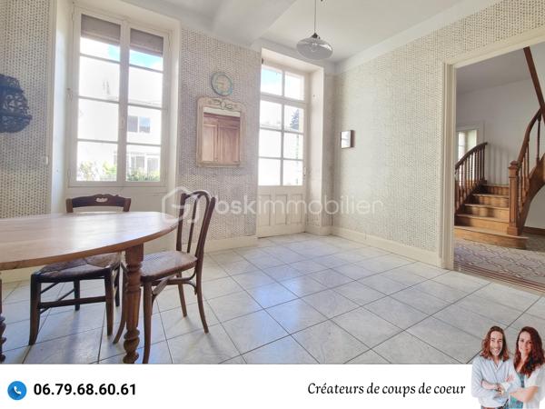 Nous vous proposons ce Moulin de caractère

La maison principale de 178m² est composée de :
-Au rez-de-chaussée : une vaste entrée, grande pièce de vie avec cheminée, cuisine, arrière cuisine, wc séparé, une chambre.
-A l'étage, 3 chambres sur parquet, une salle de bain, wc séparé. 

Double vitrage, chauffage au gaz, tout à l'égout, des travaux seront à prévoir.

Attenante à la maison, la minoterie représente des possibilités d’agrandissement conséquents. Son mécanisme des années 1920/1930 et sa turbine hydraulique sont en état de fonctionnement.

Ces bâtiments, sur trois niveaux, représentent plus de 2000m².
Certains plateaux, sur parquet seraient parfaits comme salle de danse / yoga, salle d'exposition, atelier d'artiste. 

Une partie des bâtiments qui abritait les locaux professionnels pourrait être transformée en logements
Idéal pour un projet de gîtes/chambres d'hôtes,

Plusieurs garages permettent également de stationner camping car, voitures, bateaux etc... (idéal collectionneur de véhicules)

Possibilité en plus, de louer 2,5 hectares de terrain attenant.

Situé à La Crèche, sans aucuns vis à vis et proche de toutes commodités (à moins de 5 minutes à pied de l'école maternelle, primaire et collège), à 10 minutes de Niort (gare TGV), 1h de La Rochelle.

Ce que nous en avons pensé : « Un cachet certain ! Avec ses moulures au plafond, ses parquets, ses menuiseries, ses poutres, son escalier et l'ensemble des bâtiments qui laisse libre cours à la créativité! Nichée dans un écrin de verdure, cette pépite rare ne peut laisser indifférente. »

Vendeurs, avis de valeur offert. Acquéreurs, bénéficiez de notre service financier.