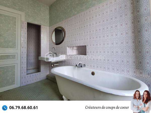 Nous vous proposons ce Moulin de caractère

La maison principale de 178m² est composée de :
-Au rez-de-chaussée : une vaste entrée, grande pièce de vie avec cheminée, cuisine, arrière cuisine, wc séparé, une chambre.
-A l'étage, 3 chambres sur parquet, une salle de bain, wc séparé. 

Double vitrage, chauffage au gaz, tout à l'égout, des travaux seront à prévoir.

Attenante à la maison, la minoterie représente des possibilités d’agrandissement conséquents. Son mécanisme des années 1920/1930 et sa turbine hydraulique sont en état de fonctionnement.

Ces bâtiments, sur trois niveaux, représentent plus de 2000m².
Certains plateaux, sur parquet seraient parfaits comme salle de danse / yoga, salle d'exposition, atelier d'artiste. 

Une partie des bâtiments qui abritait les locaux professionnels pourrait être transformée en logements
Idéal pour un projet de gîtes/chambres d'hôtes,

Plusieurs garages permettent également de stationner camping car, voitures, bateaux etc... (idéal collectionneur de véhicules)

Possibilité en plus, de louer 2,5 hectares de terrain attenant.

Situé à La Crèche, sans aucuns vis à vis et proche de toutes commodités (à moins de 5 minutes à pied de l'école maternelle, primaire et collège), à 10 minutes de Niort (gare TGV), 1h de La Rochelle.

Ce que nous en avons pensé : « Un cachet certain ! Avec ses moulures au plafond, ses parquets, ses menuiseries, ses poutres, son escalier et l'ensemble des bâtiments qui laisse libre cours à la créativité! Nichée dans un écrin de verdure, cette pépite rare ne peut laisser indifférente. »

Vendeurs, avis de valeur offert. Acquéreurs, bénéficiez de notre service financier.
