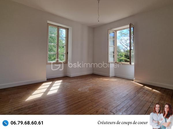Nous vous proposons ce Moulin de caractère

La maison principale de 178m² est composée de :
-Au rez-de-chaussée : une vaste entrée, grande pièce de vie avec cheminée, cuisine, arrière cuisine, wc séparé, une chambre.
-A l'étage, 3 chambres sur parquet, une salle de bain, wc séparé. 

Double vitrage, chauffage au gaz, tout à l'égout, des travaux seront à prévoir.

Attenante à la maison, la minoterie représente des possibilités d’agrandissement conséquents. Son mécanisme des années 1920/1930 et sa turbine hydraulique sont en état de fonctionnement.

Ces bâtiments, sur trois niveaux, représentent plus de 2000m².
Certains plateaux, sur parquet seraient parfaits comme salle de danse / yoga, salle d'exposition, atelier d'artiste. 

Une partie des bâtiments qui abritait les locaux professionnels pourrait être transformée en logements
Idéal pour un projet de gîtes/chambres d'hôtes,

Plusieurs garages permettent également de stationner camping car, voitures, bateaux etc... (idéal collectionneur de véhicules)

Possibilité en plus, de louer 2,5 hectares de terrain attenant.

Situé à La Crèche, sans aucuns vis à vis et proche de toutes commodités (à moins de 5 minutes à pied de l'école maternelle, primaire et collège), à 10 minutes de Niort (gare TGV), 1h de La Rochelle.

Ce que nous en avons pensé : « Un cachet certain ! Avec ses moulures au plafond, ses parquets, ses menuiseries, ses poutres, son escalier et l'ensemble des bâtiments qui laisse libre cours à la créativité! Nichée dans un écrin de verdure, cette pépite rare ne peut laisser indifférente. »

Vendeurs, avis de valeur offert. Acquéreurs, bénéficiez de notre service financier.