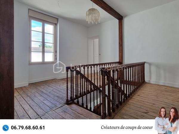 Nous vous proposons ce Moulin de caractère

La maison principale de 178m² est composée de :
-Au rez-de-chaussée : une vaste entrée, grande pièce de vie avec cheminée, cuisine, arrière cuisine, wc séparé, une chambre.
-A l'étage, 3 chambres sur parquet, une salle de bain, wc séparé. 

Double vitrage, chauffage au gaz, tout à l'égout, des travaux seront à prévoir.

Attenante à la maison, la minoterie représente des possibilités d’agrandissement conséquents. Son mécanisme des années 1920/1930 et sa turbine hydraulique sont en état de fonctionnement.

Ces bâtiments, sur trois niveaux, représentent plus de 2000m².
Certains plateaux, sur parquet seraient parfaits comme salle de danse / yoga, salle d'exposition, atelier d'artiste. 

Une partie des bâtiments qui abritait les locaux professionnels pourrait être transformée en logements
Idéal pour un projet de gîtes/chambres d'hôtes,

Plusieurs garages permettent également de stationner camping car, voitures, bateaux etc... (idéal collectionneur de véhicules)

Possibilité en plus, de louer 2,5 hectares de terrain attenant.

Situé à La Crèche, sans aucuns vis à vis et proche de toutes commodités (à moins de 5 minutes à pied de l'école maternelle, primaire et collège), à 10 minutes de Niort (gare TGV), 1h de La Rochelle.

Ce que nous en avons pensé : « Un cachet certain ! Avec ses moulures au plafond, ses parquets, ses menuiseries, ses poutres, son escalier et l'ensemble des bâtiments qui laisse libre cours à la créativité! Nichée dans un écrin de verdure, cette pépite rare ne peut laisser indifférente. »

Vendeurs, avis de valeur offert. Acquéreurs, bénéficiez de notre service financier.