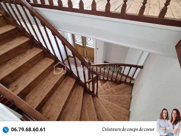 Nous vous proposons ce Moulin de caractère

La maison principale de 178m² est composée de :
-Au rez-de-chaussée : une vaste entrée, grande pièce de vie avec cheminée, cuisine, arrière cuisine, wc séparé, une chambre.
-A l'étage, 3 chambres sur parquet, une salle de bain, wc séparé. 

Double vitrage, chauffage au gaz, tout à l'égout, des travaux seront à prévoir.

Attenante à la maison, la minoterie représente des possibilités d’agrandissement conséquents. Son mécanisme des années 1920/1930 et sa turbine hydraulique sont en état de fonctionnement.

Ces bâtiments, sur trois niveaux, représentent plus de 2000m².
Certains plateaux, sur parquet seraient parfaits comme salle de danse / yoga, salle d'exposition, atelier d'artiste. 

Une partie des bâtiments qui abritait les locaux professionnels pourrait être transformée en logements
Idéal pour un projet de gîtes/chambres d'hôtes,

Plusieurs garages permettent également de stationner camping car, voitures, bateaux etc... (idéal collectionneur de véhicules)

Possibilité en plus, de louer 2,5 hectares de terrain attenant.

Situé à La Crèche, sans aucuns vis à vis et proche de toutes commodités (à moins de 5 minutes à pied de l'école maternelle, primaire et collège), à 10 minutes de Niort (gare TGV), 1h de La Rochelle.

Ce que nous en avons pensé : « Un cachet certain ! Avec ses moulures au plafond, ses parquets, ses menuiseries, ses poutres, son escalier et l'ensemble des bâtiments qui laisse libre cours à la créativité! Nichée dans un écrin de verdure, cette pépite rare ne peut laisser indifférente. »

Vendeurs, avis de valeur offert. Acquéreurs, bénéficiez de notre service financier.