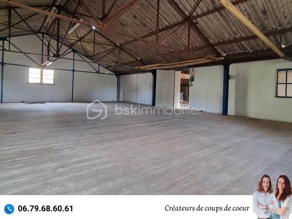 Nous vous proposons ce Moulin de caractère

La maison principale de 178m² est composée de :
-Au rez-de-chaussée : une vaste entrée, grande pièce de vie avec cheminée, cuisine, arrière cuisine, wc séparé, une chambre.
-A l'étage, 3 chambres sur parquet, une salle de bain, wc séparé. 

Double vitrage, chauffage au gaz, tout à l'égout, des travaux seront à prévoir.

Attenante à la maison, la minoterie représente des possibilités d’agrandissement conséquents. Son mécanisme des années 1920/1930 et sa turbine hydraulique sont en état de fonctionnement.

Ces bâtiments, sur trois niveaux, représentent plus de 2000m².
Certains plateaux, sur parquet seraient parfaits comme salle de danse / yoga, salle d'exposition, atelier d'artiste. 

Une partie des bâtiments qui abritait les locaux professionnels pourrait être transformée en logements
Idéal pour un projet de gîtes/chambres d'hôtes,

Plusieurs garages permettent également de stationner camping car, voitures, bateaux etc... (idéal collectionneur de véhicules)

Possibilité en plus, de louer 2,5 hectares de terrain attenant.

Situé à La Crèche, sans aucuns vis à vis et proche de toutes commodités (à moins de 5 minutes à pied de l'école maternelle, primaire et collège), à 10 minutes de Niort (gare TGV), 1h de La Rochelle.

Ce que nous en avons pensé : « Un cachet certain ! Avec ses moulures au plafond, ses parquets, ses menuiseries, ses poutres, son escalier et l'ensemble des bâtiments qui laisse libre cours à la créativité! Nichée dans un écrin de verdure, cette pépite rare ne peut laisser indifférente. »

Vendeurs, avis de valeur offert. Acquéreurs, bénéficiez de notre service financier.