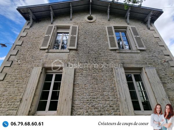 Nous vous proposons ce Moulin de caractère

La maison principale de 178m² est composée de :
-Au rez-de-chaussée : une vaste entrée, grande pièce de vie avec cheminée, cuisine, arrière cuisine, wc séparé, une chambre.
-A l'étage, 3 chambres sur parquet, une salle de bain, wc séparé. 

Double vitrage, chauffage au gaz, tout à l'égout, des travaux seront à prévoir.

Attenante à la maison, la minoterie représente des possibilités d’agrandissement conséquents. Son mécanisme des années 1920/1930 et sa turbine hydraulique sont en état de fonctionnement.

Ces bâtiments, sur trois niveaux, représentent plus de 2000m².
Certains plateaux, sur parquet seraient parfaits comme salle de danse / yoga, salle d'exposition, atelier d'artiste. 

Une partie des bâtiments qui abritait les locaux professionnels pourrait être transformée en logements
Idéal pour un projet de gîtes/chambres d'hôtes,

Plusieurs garages permettent également de stationner camping car, voitures, bateaux etc... (idéal collectionneur de véhicules)

Possibilité en plus, de louer 2,5 hectares de terrain attenant.

Situé à La Crèche, sans aucuns vis à vis et proche de toutes commodités (à moins de 5 minutes à pied de l'école maternelle, primaire et collège), à 10 minutes de Niort (gare TGV), 1h de La Rochelle.

Ce que nous en avons pensé : « Un cachet certain ! Avec ses moulures au plafond, ses parquets, ses menuiseries, ses poutres, son escalier et l'ensemble des bâtiments qui laisse libre cours à la créativité! Nichée dans un écrin de verdure, cette pépite rare ne peut laisser indifférente. »

Vendeurs, avis de valeur offert. Acquéreurs, bénéficiez de notre service financier.