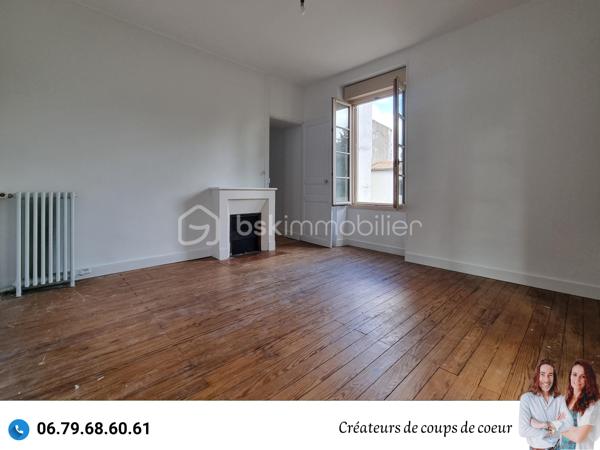 Nous vous proposons ce Moulin de caractère

La maison principale de 178m² est composée de :
-Au rez-de-chaussée : une vaste entrée, grande pièce de vie avec cheminée, cuisine, arrière cuisine, wc séparé, une chambre.
-A l'étage, 3 chambres sur parquet, une salle de bain, wc séparé. 

Double vitrage, chauffage au gaz, tout à l'égout, des travaux seront à prévoir.

Attenante à la maison, la minoterie représente des possibilités d’agrandissement conséquents. Son mécanisme des années 1920/1930 et sa turbine hydraulique sont en état de fonctionnement.

Ces bâtiments, sur trois niveaux, représentent plus de 2000m².
Certains plateaux, sur parquet seraient parfaits comme salle de danse / yoga, salle d'exposition, atelier d'artiste. 

Une partie des bâtiments qui abritait les locaux professionnels pourrait être transformée en logements
Idéal pour un projet de gîtes/chambres d'hôtes,

Plusieurs garages permettent également de stationner camping car, voitures, bateaux etc... (idéal collectionneur de véhicules)

Possibilité en plus, de louer 2,5 hectares de terrain attenant.

Situé à La Crèche, sans aucuns vis à vis et proche de toutes commodités (à moins de 5 minutes à pied de l'école maternelle, primaire et collège), à 10 minutes de Niort (gare TGV), 1h de La Rochelle.

Ce que nous en avons pensé : « Un cachet certain ! Avec ses moulures au plafond, ses parquets, ses menuiseries, ses poutres, son escalier et l'ensemble des bâtiments qui laisse libre cours à la créativité! Nichée dans un écrin de verdure, cette pépite rare ne peut laisser indifférente. »

Vendeurs, avis de valeur offert. Acquéreurs, bénéficiez de notre service financier.