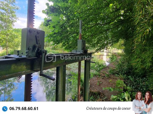 Nous vous proposons ce Moulin de caractère

La maison principale de 178m² est composée de :
-Au rez-de-chaussée : une vaste entrée, grande pièce de vie avec cheminée, cuisine, arrière cuisine, wc séparé, une chambre.
-A l'étage, 3 chambres sur parquet, une salle de bain, wc séparé. 

Double vitrage, chauffage au gaz, tout à l'égout, des travaux seront à prévoir.

Attenante à la maison, la minoterie représente des possibilités d’agrandissement conséquents. Son mécanisme des années 1920/1930 et sa turbine hydraulique sont en état de fonctionnement.

Ces bâtiments, sur trois niveaux, représentent plus de 2000m².
Certains plateaux, sur parquet seraient parfaits comme salle de danse / yoga, salle d'exposition, atelier d'artiste. 

Une partie des bâtiments qui abritait les locaux professionnels pourrait être transformée en logements
Idéal pour un projet de gîtes/chambres d'hôtes,

Plusieurs garages permettent également de stationner camping car, voitures, bateaux etc... (idéal collectionneur de véhicules)

Possibilité en plus, de louer 2,5 hectares de terrain attenant.

Situé à La Crèche, sans aucuns vis à vis et proche de toutes commodités (à moins de 5 minutes à pied de l'école maternelle, primaire et collège), à 10 minutes de Niort (gare TGV), 1h de La Rochelle.

Ce que nous en avons pensé : « Un cachet certain ! Avec ses moulures au plafond, ses parquets, ses menuiseries, ses poutres, son escalier et l'ensemble des bâtiments qui laisse libre cours à la créativité! Nichée dans un écrin de verdure, cette pépite rare ne peut laisser indifférente. »

Vendeurs, avis de valeur offert. Acquéreurs, bénéficiez de notre service financier.