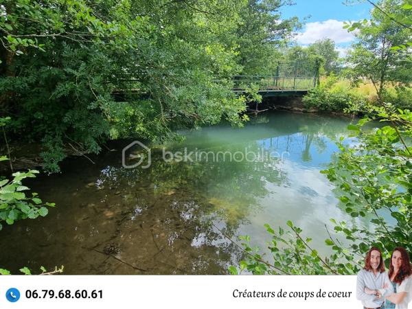 Nous vous proposons ce Moulin de caractère

La maison principale de 178m² est composée de :
-Au rez-de-chaussée : une vaste entrée, grande pièce de vie avec cheminée, cuisine, arrière cuisine, wc séparé, une chambre.
-A l'étage, 3 chambres sur parquet, une salle de bain, wc séparé. 

Double vitrage, chauffage au gaz, tout à l'égout, des travaux seront à prévoir.

Attenante à la maison, la minoterie représente des possibilités d’agrandissement conséquents. Son mécanisme des années 1920/1930 et sa turbine hydraulique sont en état de fonctionnement.

Ces bâtiments, sur trois niveaux, représentent plus de 2000m².
Certains plateaux, sur parquet seraient parfaits comme salle de danse / yoga, salle d'exposition, atelier d'artiste. 

Une partie des bâtiments qui abritait les locaux professionnels pourrait être transformée en logements
Idéal pour un projet de gîtes/chambres d'hôtes,

Plusieurs garages permettent également de stationner camping car, voitures, bateaux etc... (idéal collectionneur de véhicules)

Possibilité en plus, de louer 2,5 hectares de terrain attenant.

Situé à La Crèche, sans aucuns vis à vis et proche de toutes commodités (à moins de 5 minutes à pied de l'école maternelle, primaire et collège), à 10 minutes de Niort (gare TGV), 1h de La Rochelle.

Ce que nous en avons pensé : « Un cachet certain ! Avec ses moulures au plafond, ses parquets, ses menuiseries, ses poutres, son escalier et l'ensemble des bâtiments qui laisse libre cours à la créativité! Nichée dans un écrin de verdure, cette pépite rare ne peut laisser indifférente. »

Vendeurs, avis de valeur offert. Acquéreurs, bénéficiez de notre service financier.