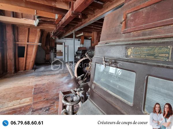Nous vous proposons ce Moulin de caractère

La maison principale de 178m² est composée de :
-Au rez-de-chaussée : une vaste entrée, grande pièce de vie avec cheminée, cuisine, arrière cuisine, wc séparé, une chambre.
-A l'étage, 3 chambres sur parquet, une salle de bain, wc séparé. 

Double vitrage, chauffage au gaz, tout à l'égout, des travaux seront à prévoir.

Attenante à la maison, la minoterie représente des possibilités d’agrandissement conséquents. Son mécanisme des années 1920/1930 et sa turbine hydraulique sont en état de fonctionnement.

Ces bâtiments, sur trois niveaux, représentent plus de 2000m².
Certains plateaux, sur parquet seraient parfaits comme salle de danse / yoga, salle d'exposition, atelier d'artiste. 

Une partie des bâtiments qui abritait les locaux professionnels pourrait être transformée en logements
Idéal pour un projet de gîtes/chambres d'hôtes,

Plusieurs garages permettent également de stationner camping car, voitures, bateaux etc... (idéal collectionneur de véhicules)

Possibilité en plus, de louer 2,5 hectares de terrain attenant.

Situé à La Crèche, sans aucuns vis à vis et proche de toutes commodités (à moins de 5 minutes à pied de l'école maternelle, primaire et collège), à 10 minutes de Niort (gare TGV), 1h de La Rochelle.

Ce que nous en avons pensé : « Un cachet certain ! Avec ses moulures au plafond, ses parquets, ses menuiseries, ses poutres, son escalier et l'ensemble des bâtiments qui laisse libre cours à la créativité! Nichée dans un écrin de verdure, cette pépite rare ne peut laisser indifférente. »

Vendeurs, avis de valeur offert. Acquéreurs, bénéficiez de notre service financier.