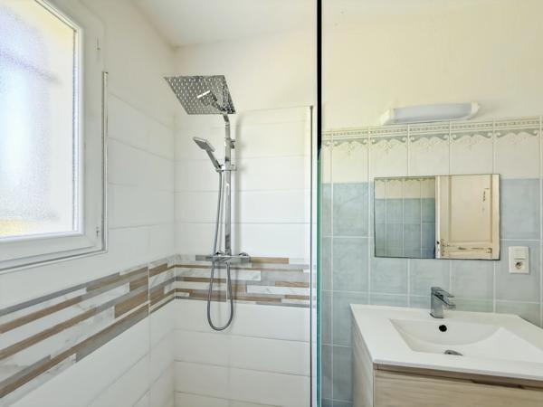 Maison 5 pièces de plain-pied - 94 m² - 4 chambres - Jardin et garage attenant - Bergerac rive droite