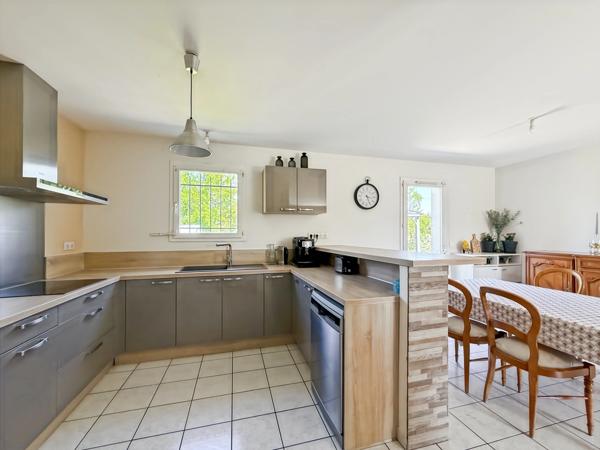 Maison 5 pièces de plain-pied - 94 m² - 4 chambres - Jardin et garage attenant - Bergerac rive droite