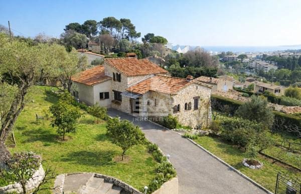 Villeneuve-Loubet, maison de caractère et son jardin unique, vue mer.