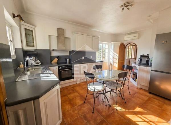 Villeneuve-Loubet, maison de caractère et son jardin unique, vue mer.