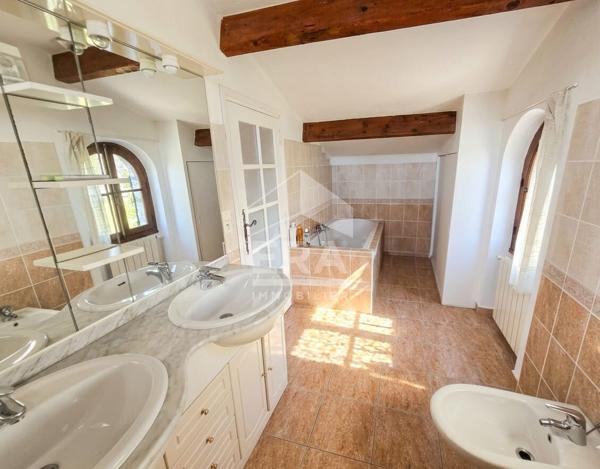 Villeneuve-Loubet, maison de caractère et son jardin unique, vue mer.