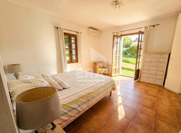 Villeneuve-Loubet, maison de caractère et son jardin unique, vue mer.