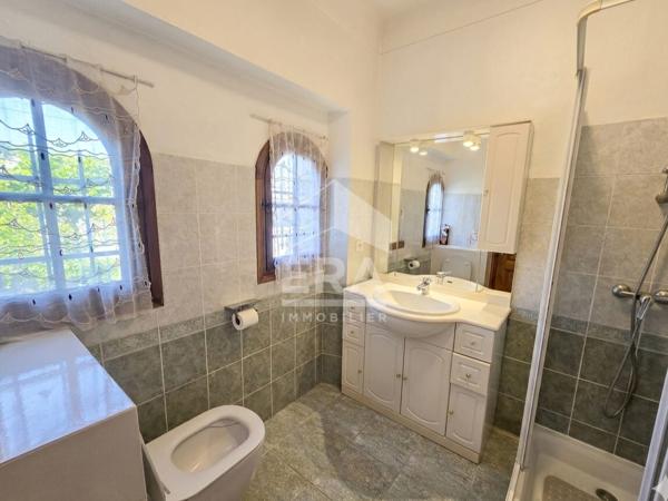 Villeneuve-Loubet, maison de caractère et son jardin unique, vue mer.