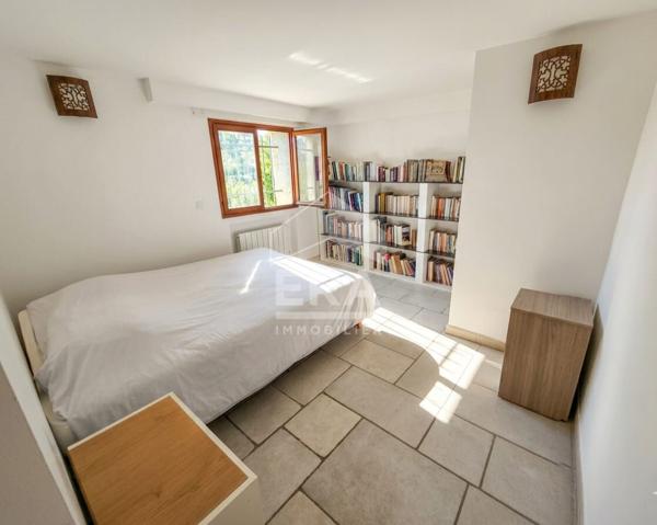 Villeneuve-Loubet, maison de caractère et son jardin unique, vue mer.