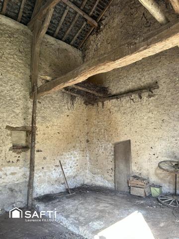 Grange avec sa cave creusée dans la roche