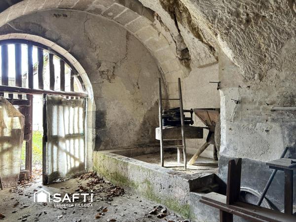Grange avec sa cave creusée dans la roche