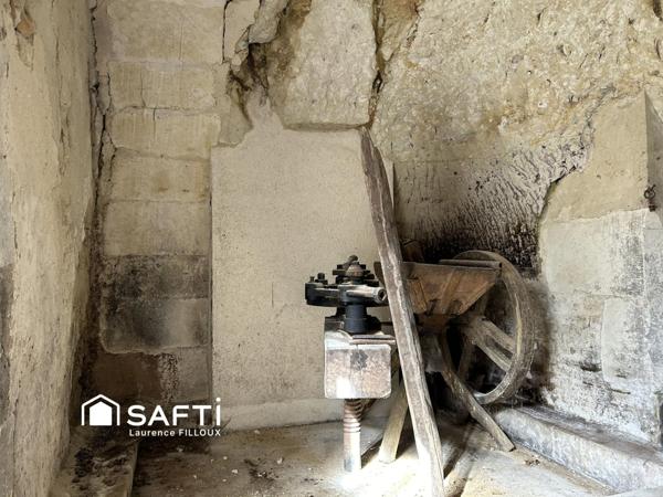 Grange avec sa cave creusée dans la roche
