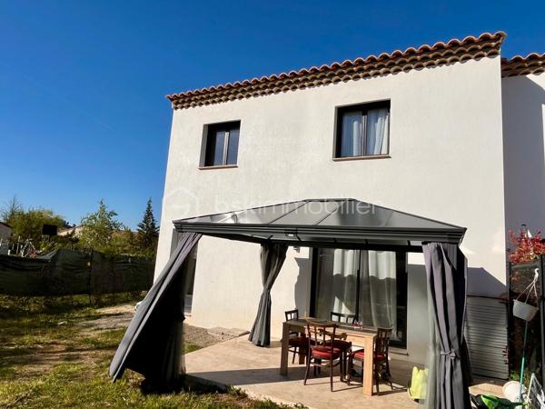 Nichée dans un quartier calme, cette maison de 90 m2 construite en 2024 sur un terrain de 400 m2 environ, offre un cadre de vie paisible. Au rez-de-chaussée : une cuisine ouverte sur un salon-séjour de 40 m2, un WC et une remise avec porte de garage de 6 m2 accessible de la pièce de vie et de l'extérieur. (Utile pour vélos scooters, trottinettes électrique...). Au 1er étage, 3 chambres, 1 salle d'eau et un WC. 
La maison construite sur vide sanitaire et sur radier est équipée de la climatisation, de la VMC double flux, d’une prise de recharge pour voiture électrique, du double vitrage, du tout à l’égout et de la fibre. 
Le jardin et la terrasse avec pergola sont orientés au sud et vous pouvez garer aisément vos véhicules grâce aux 2 places de parking extérieur. 
Profitez d'un cadre de vie idéal, sans charges de copropriété. Un véritable coup de cœur pour cette maison impeccable vous attend, à 10 mn de la gare TGV et 30 mn des plages... contactez Fabien DESENFANTS pour plus de renseignements ou pour organiser une visite.