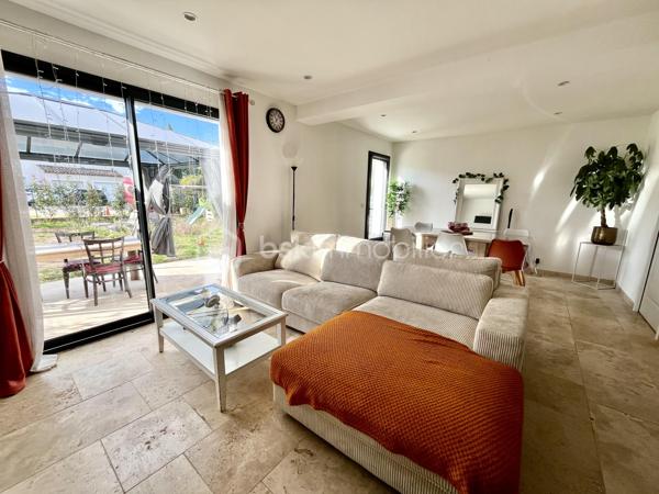 Nichée dans un quartier calme, cette maison de 90 m2 construite en 2024 sur un terrain de 400 m2 environ, offre un cadre de vie paisible. Au rez-de-chaussée : une cuisine ouverte sur un salon-séjour de 40 m2, un WC et une remise avec porte de garage de 6 m2 accessible de la pièce de vie et de l'extérieur. (Utile pour vélos scooters, trottinettes électrique...). Au 1er étage, 3 chambres, 1 salle d'eau et un WC. 
La maison construite sur vide sanitaire et sur radier est équipée de la climatisation, de la VMC double flux, d’une prise de recharge pour voiture électrique, du double vitrage, du tout à l’égout et de la fibre. 
Le jardin et la terrasse avec pergola sont orientés au sud et vous pouvez garer aisément vos véhicules grâce aux 2 places de parking extérieur. 
Profitez d'un cadre de vie idéal, sans charges de copropriété. Un véritable coup de cœur pour cette maison impeccable vous attend, à 10 mn de la gare TGV et 30 mn des plages... contactez Fabien DESENFANTS pour plus de renseignements ou pour organiser une visite.